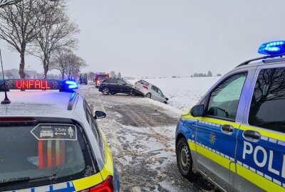 Schwerer Unfall mit zwei Verletzten und drei beschädigten PKW - Glätteunfall in Schönfels. Drei PKW crashen zusammen und zwei Personen wurden verletzt. Foto: Mike Müller