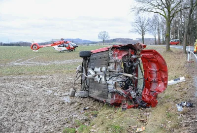 Schwerer Unfall: PKW überschlägt sich und fährt gegen Baum - Zu einem schweren Unfall kam es zwischen Dürrhennersdorf und Lawalde. Foto: xcitepress/ Thomas Baier