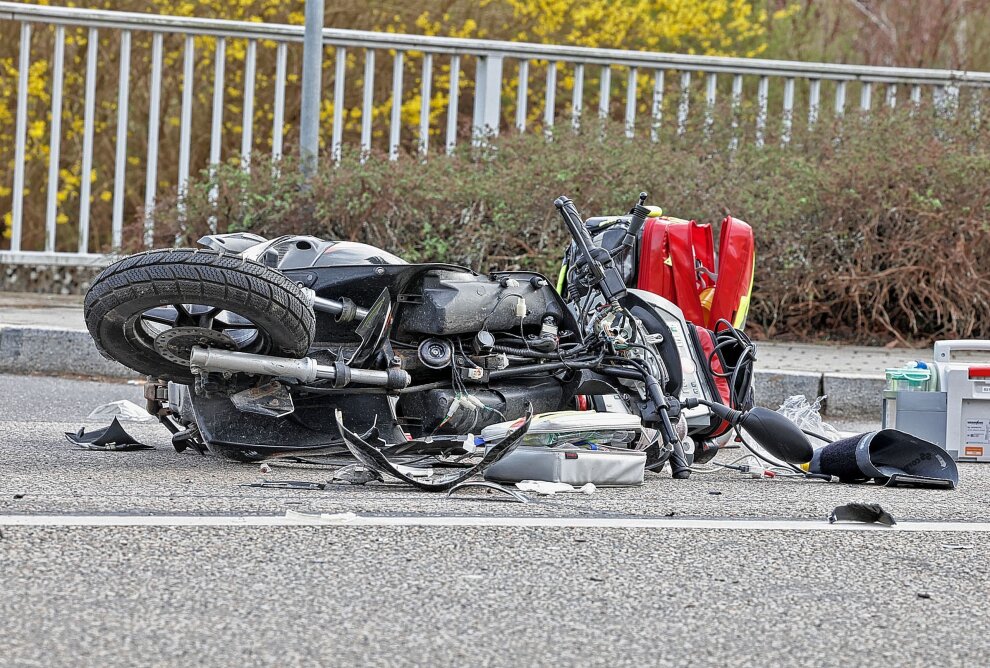 Schwerer Verkehrsunfall: BMW kollidiert mit Mopedfahrer auf B173 - Kreuzungsunfall: Junger Mopedfahrer muss ins Krankenhaus. Foto: Andreas Kretschel