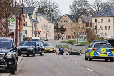 Schwerer Verkehrsunfall: BMW kollidiert mit Mopedfahrer auf B173 - Unfall auf B173: Mopedfahrer mit schweren Verletzungen in ein Krankenhaus. Foto: Andreas Kretschel