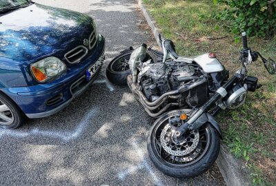 Schwerer Verkehrsunfall zwischen Auto und Motorrad: Zeugen gesucht - Bereits am Samstag kam es in Thiensdorf zu einem schweren Verkehrsunfall. Die Polizei sucht nun nach Zeugen. Foto: Roland Halkasch