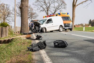 Schwerverletzter Fahrer nach Kollision mit Baum im Vogtland - Das Fahrzeug ist komplett beschädigt. Foto: David Rötzschke