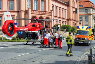 Schwerwiegender Crash : Motorrad kracht in Auto - Ein Abbiegevorgang hatte am Samstagnachmittag in Zittau schwerwiegende Folgen. Foto: xcitepress/tb