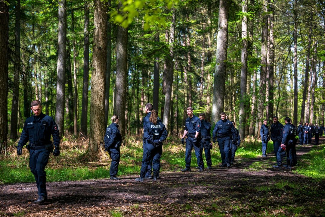 Sechsjähriger zweite Nacht in Folge vermisst - Einsatzkräfte suchen im niedersächsischen Bremervörde nach dem vermissten sechs Jahre alten Kind.