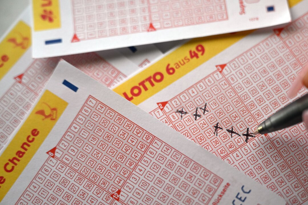 Sechster Millionengewinner des Jahres bei Lotto aus Sachsen - Eine Spielerin füllt einen Lottoschein aus.