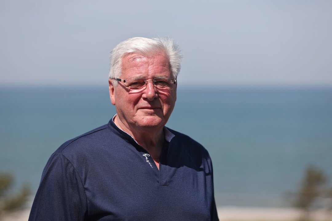 Seguin: "Wir waren eine unglaubliche Gemeinschaft" - Wolfgang Seguin, Siegtorschütze im Europapokalfinale 1974, steht während eines Treffens von DDR-WM-Teilnehmern 1974 zum 50-jährigen Jubiläum auf der Terrasse vom Strandhotel Fischland.
