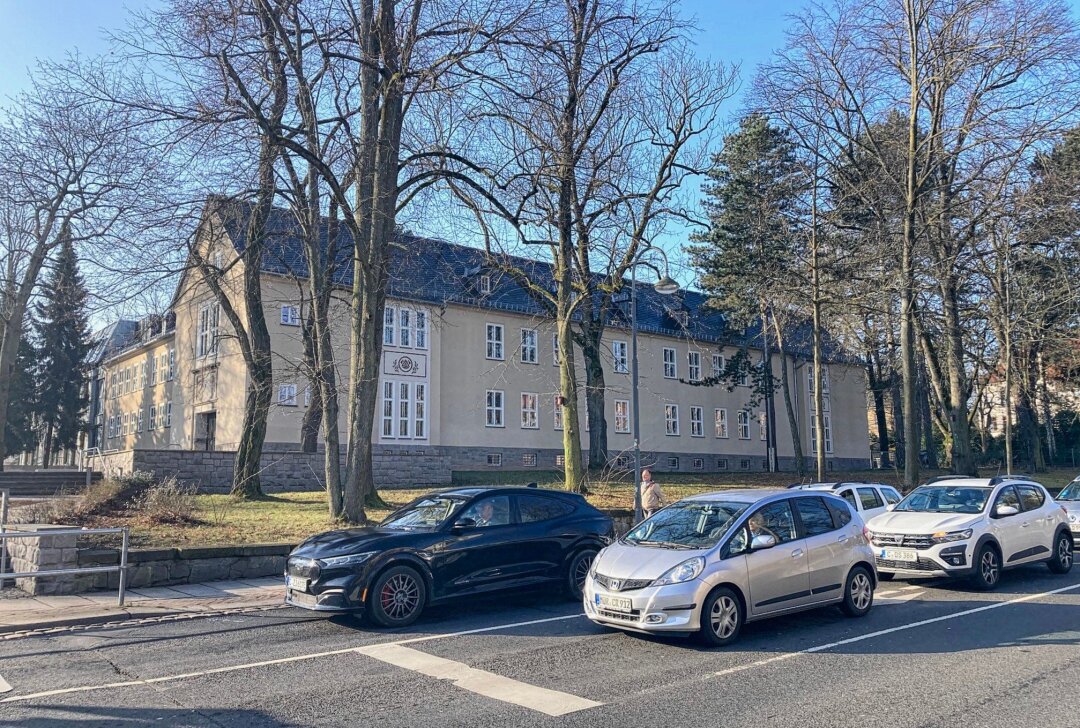 Sicherheit im Fokus: Gilt auf dieser Straße in Chemnitz bald Tempo 30? - Die Grundschule an der Weststraße liegt an einer stark befahrenen Kreuzung. Foto: Steffi Hofmann