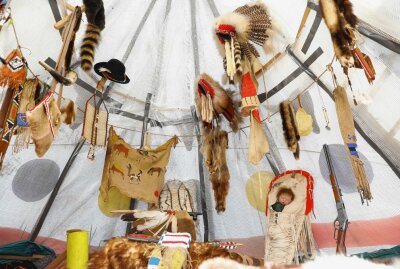 Siedlercamp entführt Besucher in den Wilden Westen - Im Siedlercamp lässt sich auch einiges über die Ureinwohner des Landes, die Indianer, in Erfahrung bringen. Foto: Thomas Fritzsch/PhotoERZ