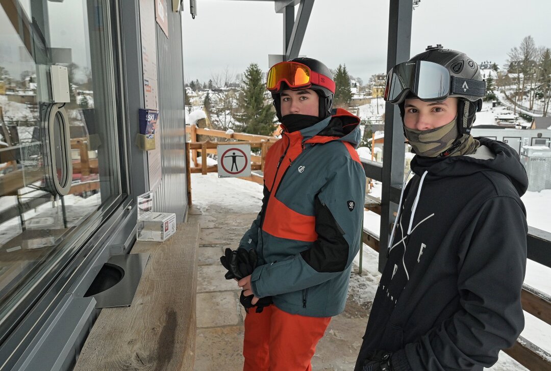 Skiarena am Adlerfelsen in Eibenstock hat geöffnet - Die beiden Carlsfelder Maddox Stoll (li.) und Paul Rockstroh (re.) haben die ersten Runden schon gedreht in der Skiarena. Foto: Ralf Wendland