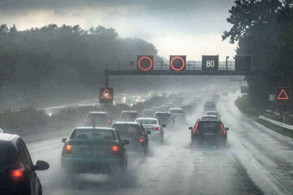 So reagieren Autofahrer bei Sturm und Regen richtig - Gischt und man sieht "nüscht": Also Abstand halten und Fuß vom Gas.