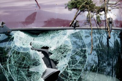So reagieren Autofahrer bei Sturm und Regen richtig - Hoffentlich nur ein Blech- und Glasschaden: Wer entsprechend versichert ist, kann sich die Kosten oft erstatten lassen.