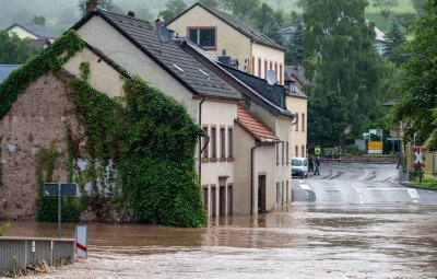 So sichern Sie Ihr Haus gegen Sturm und Unwetter - Eine Elementarversicherung schützt vor den Folgen von Hochwasser und Überschwemmung.