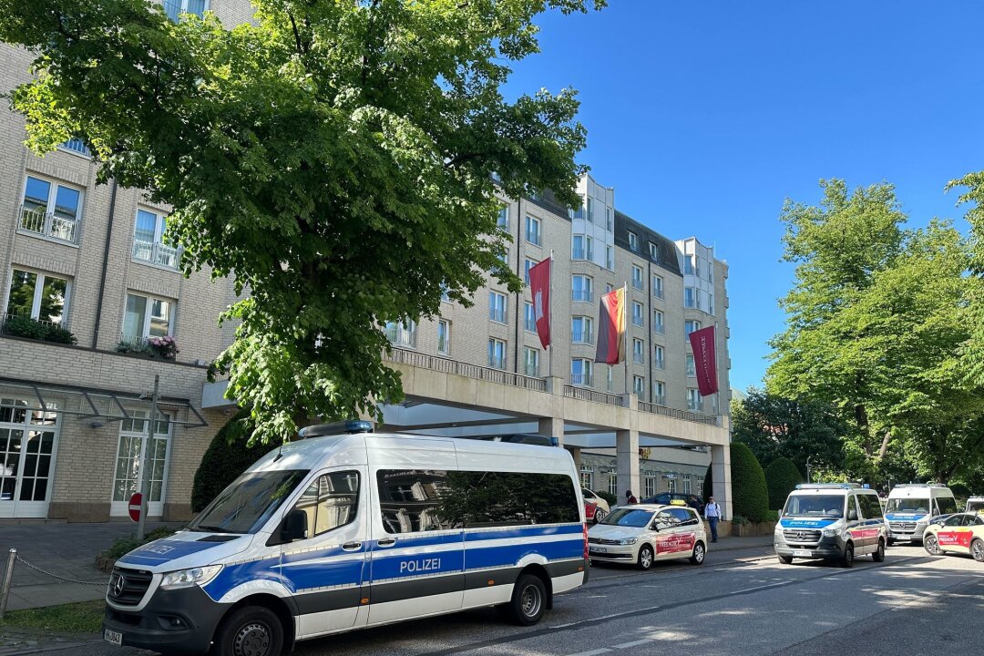 Sorgerechtsstreit um Block-Kinder - Erneute Durchsuchungen - Polizeifahrzeuge vor dem Hamburger Élysée-Hotel.