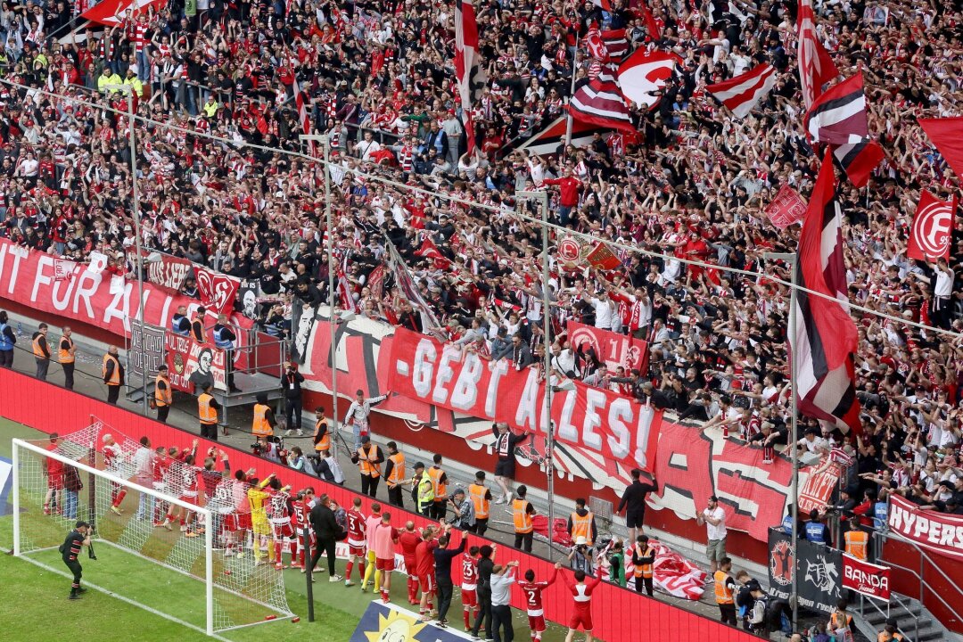 Spannendes West-Derby in der Relegation - Spiele im Free-TV - Die Düsseldorfer Mannschaft feiert mit ihren Fans: Die Fortuna kann mit Zuversicht ins Relegationsspiel gegen den VfL Bochum gehen.