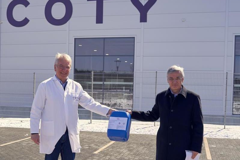 Spende von 500 Litern Desinfektionsmittel an den Vogtlandkreis - Werkleiter Ulrich Jähn übergibt Landrat Rolf Keil den Kanister.