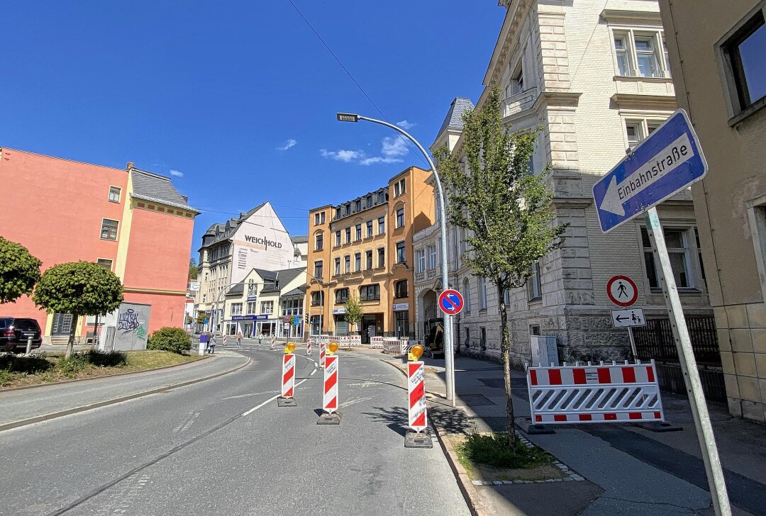 Sperrung: Maßnahme Stadtwerke verlegen Kabel - Im Bereich der Bahnhofstraße in Aue gibt es derzeit eine Einbahnstraßenregelung aufgrund von Kabelverlegearbeiten. Foto: Ramona Schwabe