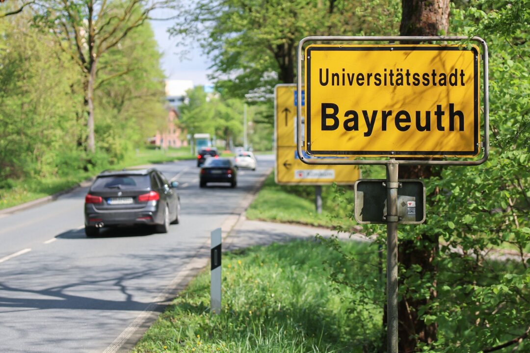 Spionagefall: Bundesregierung weist russische Drohung zurück - Die Polizei hat im bayerischen Bayreuth zwei Männer festgenommen, die für Russland spioniert und mögliche Anschlagsziele in Deutschland ausgekundschaftet haben sollen.