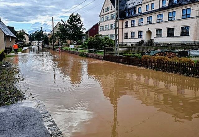 Starkregen führt zu Chaos in Oederan - Starkregen führt in Gahlenz zu Überschwemmungen. Foto: Feuerwehr Gahlenz