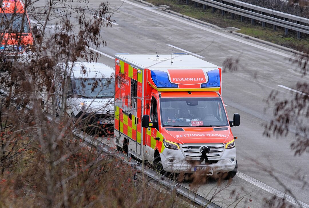 Stau auf A14 bei Leipzig: Transporter brennt plötzlich - Einsatzkräfte waren schnell vor Ort. Foto: Christian Grube