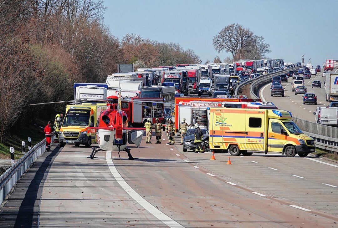 Stau im Osterverkehr: Verletztes Baby nach Unfall auf der A4 - Es kommt zu einem schweren Unfall. Foto: Roland Halkasch