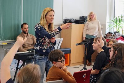 Stefanie Hertel singt mit Plauener Grundschülern - Nach der Gesangsprobe beantwortete Stefanie Hertel die Fragen der Kinder. Foto: Thomas Voigt
