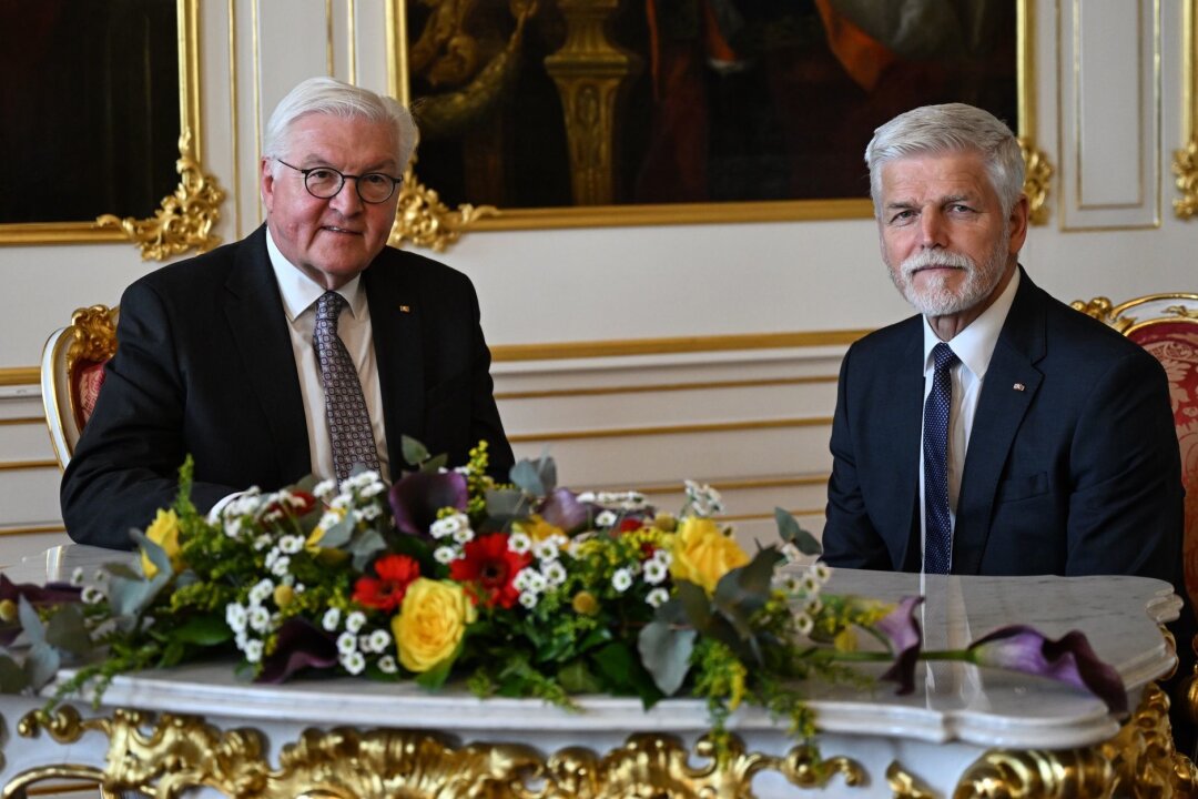 Steinmeier schwärmt vom "europäischen Glücksmoment" - Bundespräsident Frank-Walter Steinmeier trifft Tschechiens Präsident  Petr Pavel (r.) auf der Prager Burg.