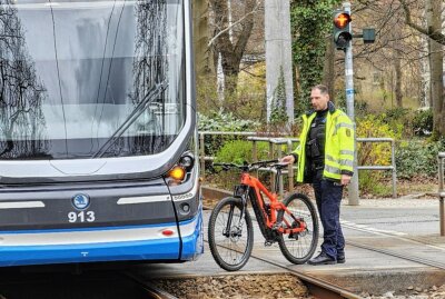 Straßenbahn erfasst Radfahrer in Chemnitz - Die Bahn erlitt leichte Kartzspuren. Foto: Harry Härtel