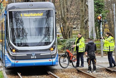 Straßenbahn erfasst Radfahrer in Chemnitz - Straßenbahn bleibt länger stehen. Foto: Harry Härtel