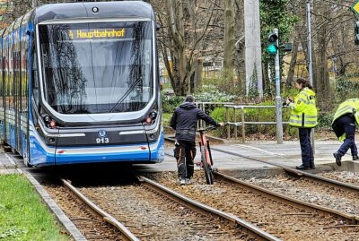 Straßenbahn erfasst Radfahrer in Chemnitz - Niemand kommt zu Schaden. Foto: Harry Härtel