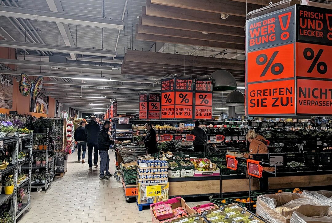 Stromausfall in Frankenberg: Einkaufen im Dunkeln wird zur Attraktion - Im Kaufland musste man fast im Dunkeln einkaufen. Foto: Erik Frank Hoffmann