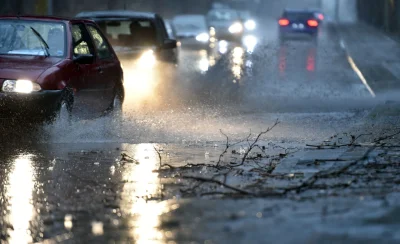 Sturm und Unwetter: So bleiben Sie und Ihr Auto sicher - Wenn das Wasser nicht abfließen kann, kommt es auf der Straße zu Aquaplaning.
