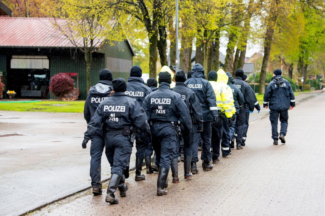 Suche nach Arian geht weiter: "Leise Strategie" in der Nacht - Polizisten gehen auf der Suche nach einem vermissten Jungen durch eine Ortschaft in Niedersachsen.