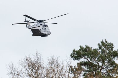 Suche nach Arian jetzt mit Lichtkegeln und Kinderliedern - Ein Hubschrauber der Bundeswehr hilft bei der Suche nach dem vermissten Jungen.