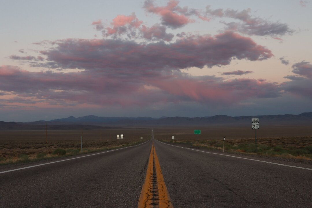T-Shirt für die Völlerei: Auf dem einsamsten Highway der USA - Weite und Einsamkeit - wer in Nevada unterwegs ist, sollte Mut und genügend Benzin dabeihaben.