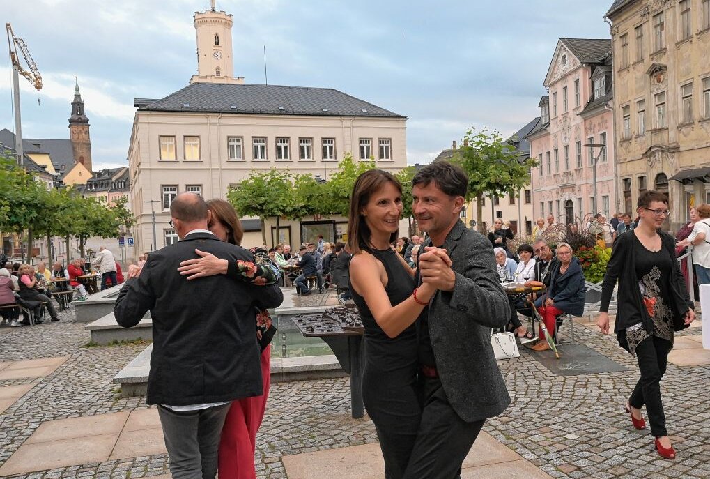 Tangonacht auf dem Fürstenplatz in Schneeberg - Viele Besucher der Tangonacht haben die Gelegenheit zum Tanzen genutzt - so auch Constanze und Steffen Tuchscherer (Mitte). Foto: Ralf Wendland