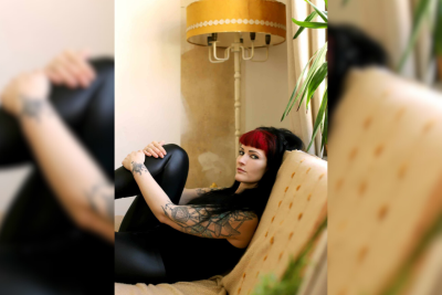 Tattoos sind Monis (36) Visitenkarte und eins leuchtet sogar im Schwarzlicht - Die 36-Jährige arbeitet als Textilstickerin in Chemnitz und hat eine 10-jährige Tochter.