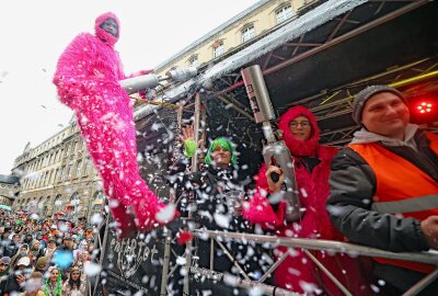 Tausende Narren waren beim 28. Plauener Carnevalsumzug auf der Straße - Die Crew vom Verein "Entartet" machte Appetit auf das Festival "Rambazamba Island" mit Südsee-Flair im Sommer an der Talsperre Pöhl. Foto: Thomas Voigt