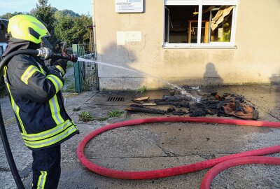 Technischer Defekt? Brand in Schwarzenberger Wäscherei - In Schwarzenberg geriet eine Wäscherei in Brand. Foto: Niko Mutschmann
