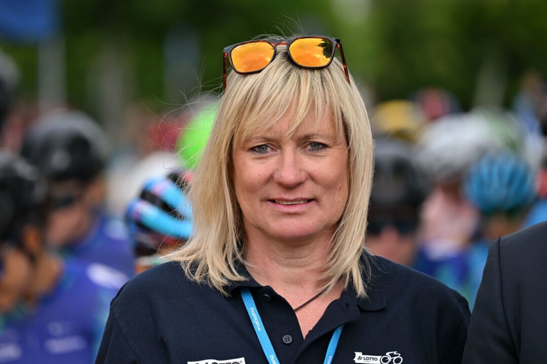 Thüringen-Rundfahrt der Frauen mit vielen Top-Stars - Vera Hohlfeld, Tour-Direktorin, steht im Startbereich beim Rennen über 153,5 Kilometer Rund um Gera.