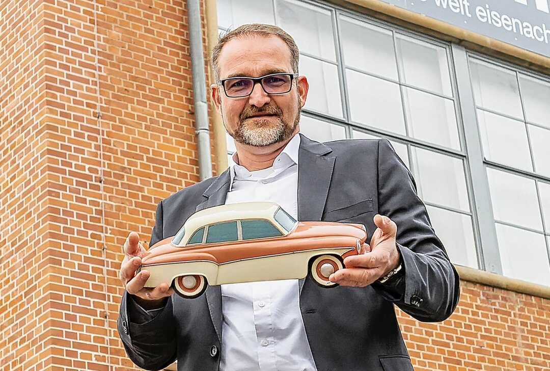Thüringer Autos im Museum für sächsische Fahrzeuge - Lars Leonhardt mit einen symbolhaften Modell für den Themenabend am Donnerstag. Foto: Marcel Haseney