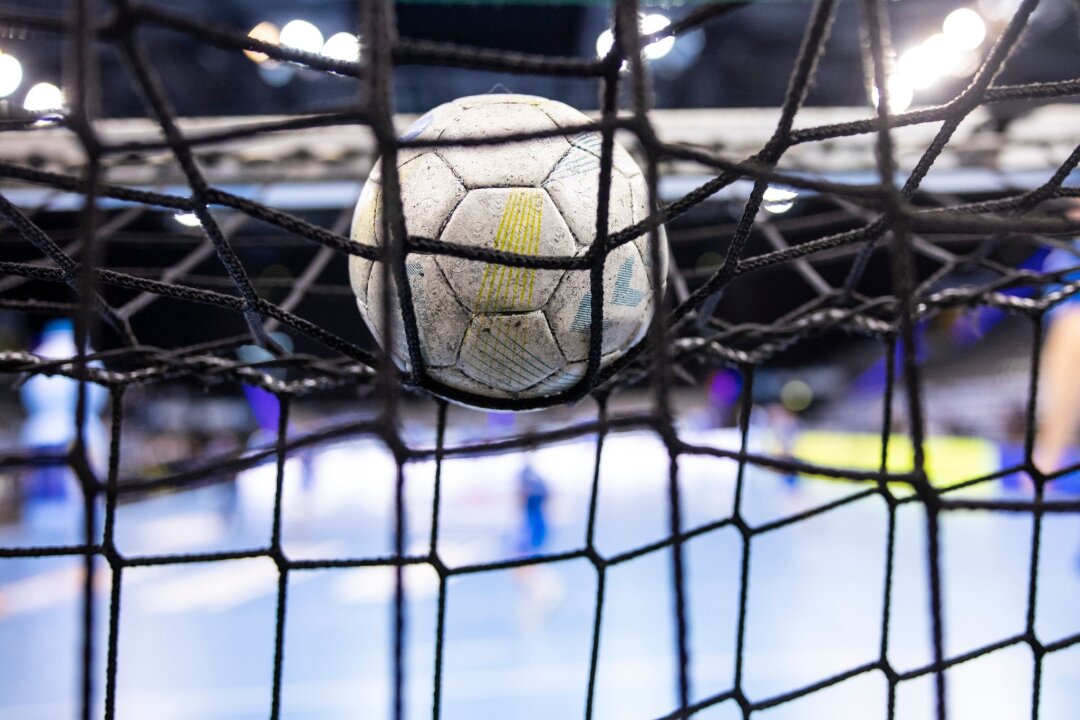 Thüringer HC holt japanische Spielmacherin Natsuki Aizawa - Ein Handball liegt auf einem Tornetz. Die Handballerinnen des Thüringer HC haben eine neue Torhüterin verpflichtet.
