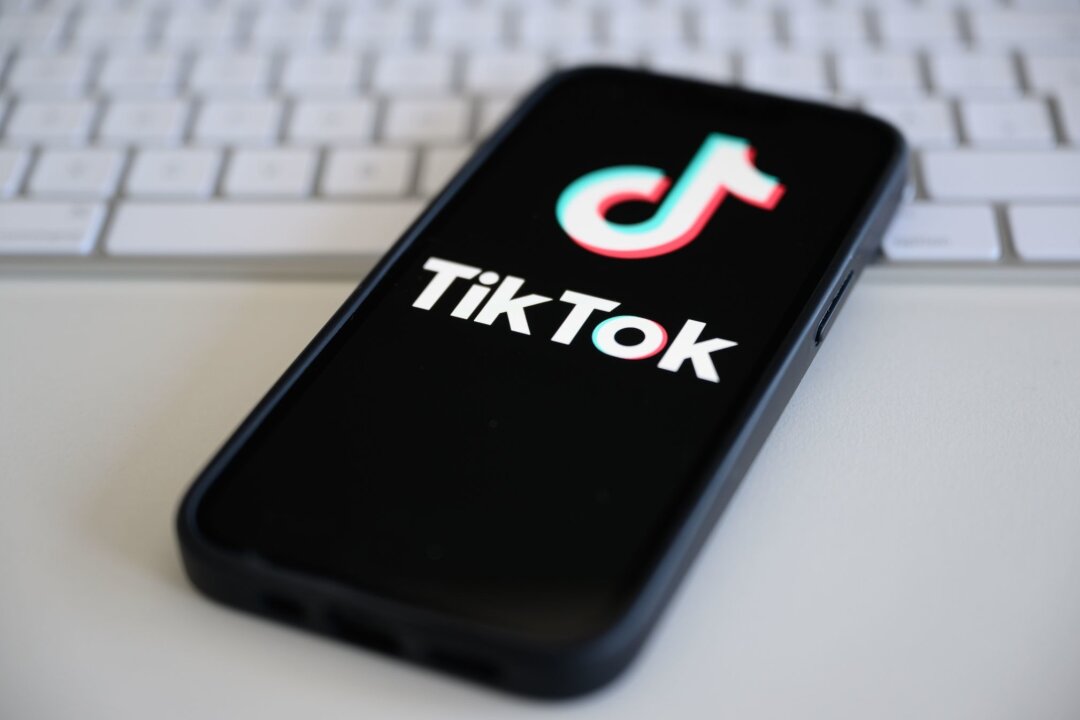 Tiktok: Keine Beweise für Plattform-"Trend" - Von Tiktok heißt es, um die Sicherheit der Community zu gewährleisten, entferne man Inhalte, die behaupten, dass der 24. April der Nationale Tag der Vergewaltigung sei, da es sich dabei um Fehlinformationen handelt.