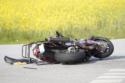 Tödlicher Crash auf S111: Biker erliegt im Krankenhaus seinen Verletzungen - Bei dem Unfall kollidierten am Abzweig Baschütz ein Motorrad mit einem Opel Astra. Foto:  LausitzNews.de / Jens Kaczmarek