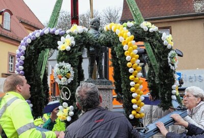Traditionelles Osterfest in Lunzenau: Marktbrunnen zum 25. Mal geschmückt - Zum 25. Mal wurde der Marktbrunnen in Lunzenau mit einer Osterkrone geschmückt. Foto: Andrea Funke