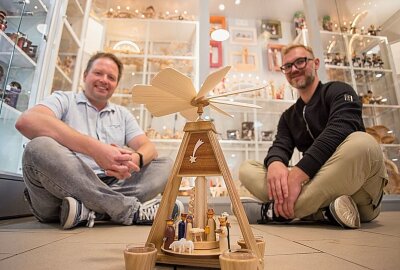 Traditionsgeschäft im Erzgebirge öffnet mit neuem Inhaber - Gunar Ulbricht und Hans Kaden (v.l.) haben das neue Erzgebirgshaus in Seiffen eröffnet. Foto: Jan Görner