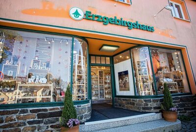 Traditionsgeschäft im Erzgebirge öffnet mit neuem Inhaber - Die Fassade des Erzgebirgshauses ist nächstes Jahr an der Reihe. Foto: Jan Görner