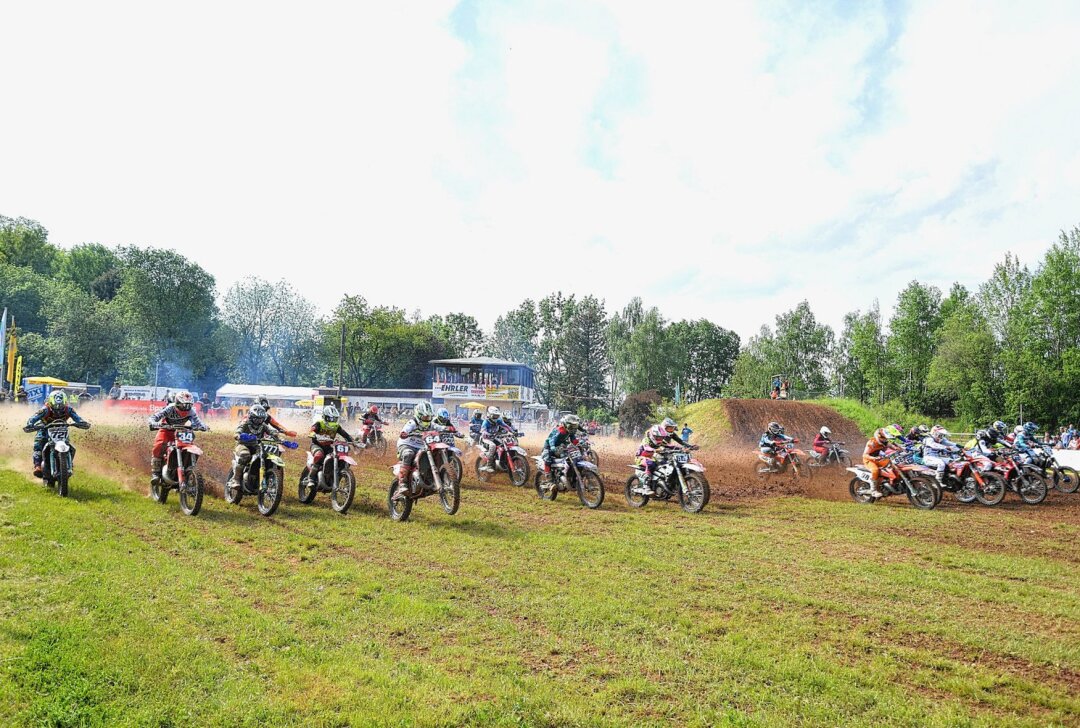 Traditionsveranstaltung war wieder der Renner - Start frei für das 76. Motocross in Lugau. Foto: Thorsten Horn