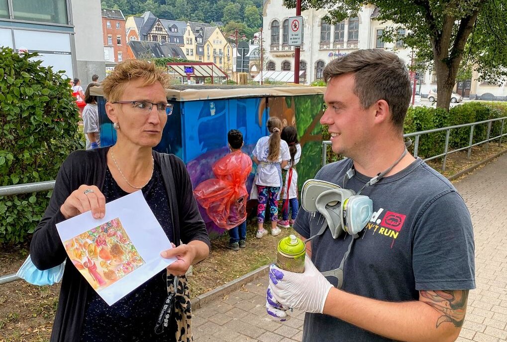 Trafostation in Aue mit Graffiti verschönert - Jana Kaube, die Vorsitzende vom Förderverein (li.) im Gespräch mit Benjamin Knoblauch von Garlix-Art. Foto: Ralf Wendland