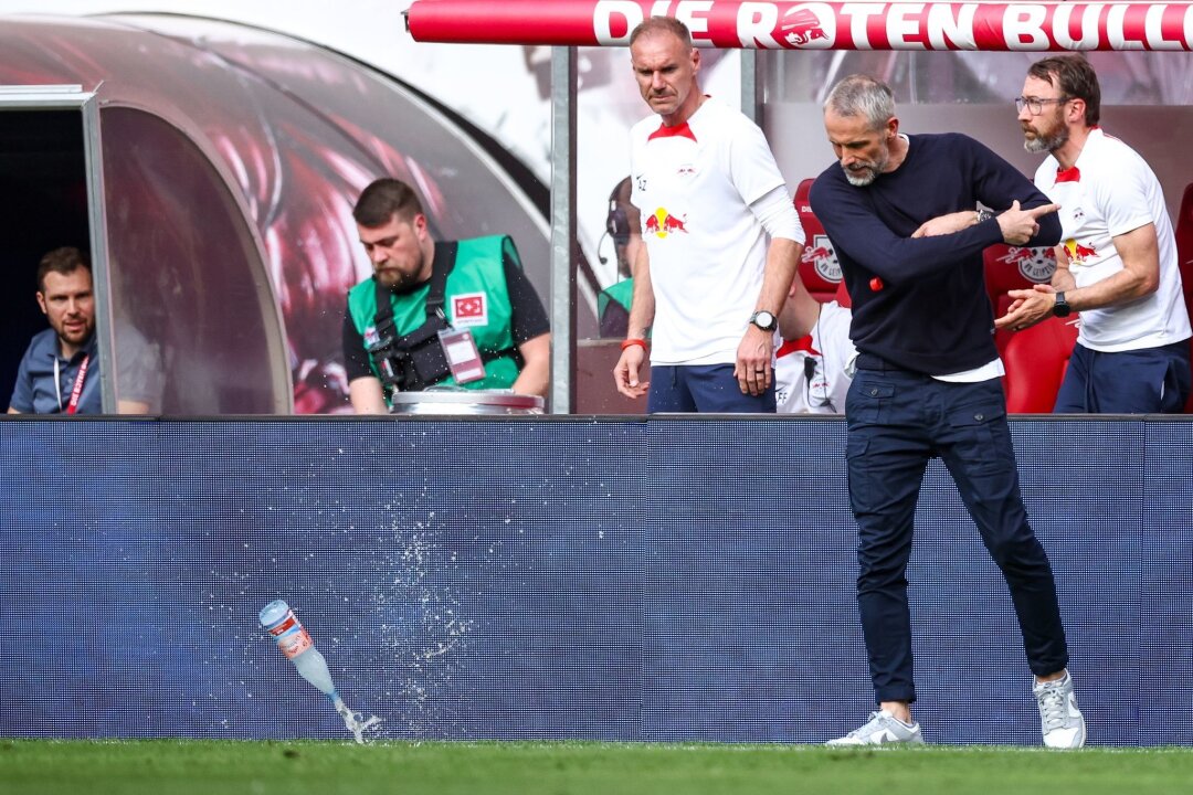 Trainer-Gespann Kurth/Zickler ersetzen gelbgesperrten Rose - Leipzigs Trainer Marco Rose wirft mit dem Abpfiff eine Wasserflasche auf den Rasen.