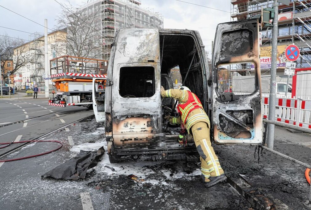 Transporter brennt in Dresden: Fahrer ins Krankenhaus eingeliefert - Ein Transporter ist in Dresden in Brand geraten. Foto: Roland Halkasch